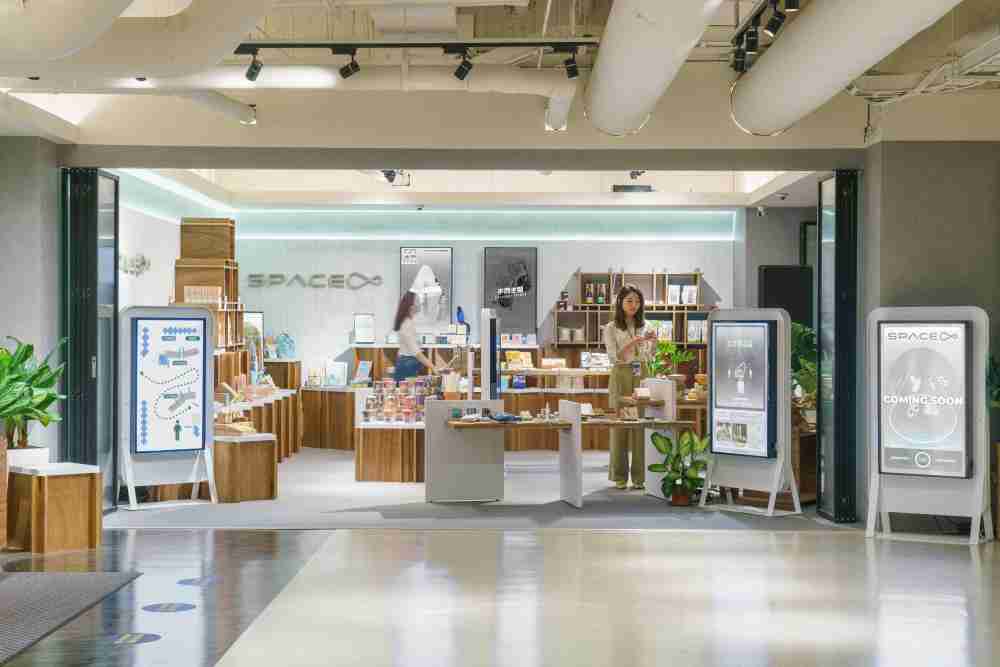 万利打造永续选物商店，，展示社企及社创商品，，，，结合创利空间所开发的智能零售系统，，整合多元产品信息，，，让无人商店扮演公益行动的推手