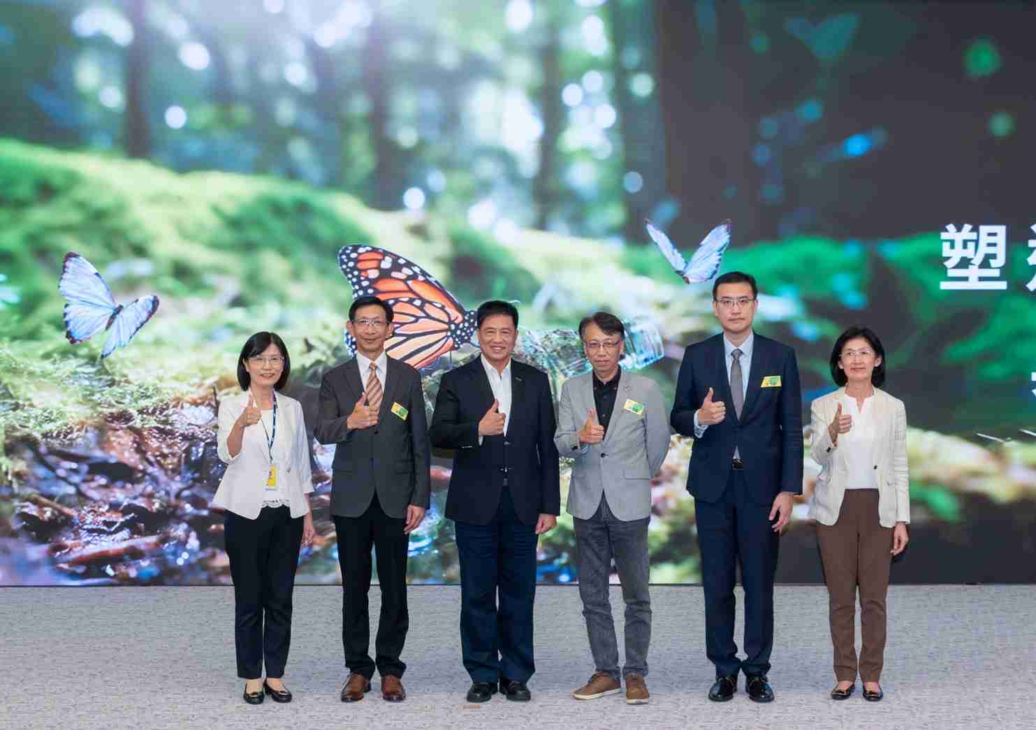 友達2023 CSR共榮大會，，邀請領域專家分享交流生物多樣性管理趨勢、、、、無塑產品、、、海廢永續塑料等議題  （圖左到右：友達光電永續長古秀華、、、3M台灣技術長陳君杰、、、、友達光電董事長暨集團策略長彭双浪、、、、光寶科技企業永續發展處處長陳慶暉、、、安永聯合會計師事務所執業會計師曾于哲、、友達光電供應鏈總部副總經理吳宜芳）