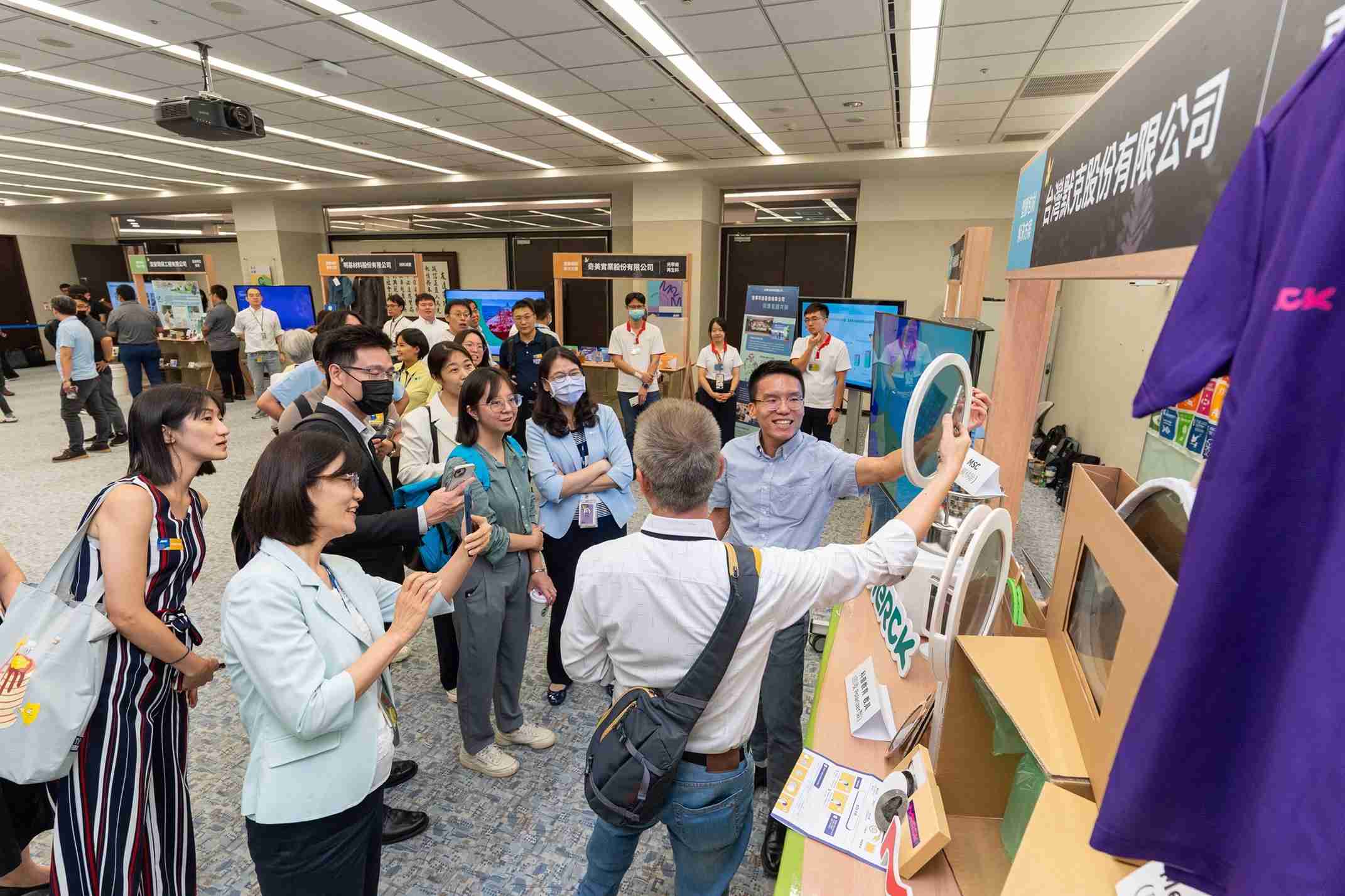 万利连手产业伙伴策划首届生态圈联展，，，展示如何将废塑料循环再利用，，创新解决方案包括：塑料包材再生与循环使用、、、、再生塑料研发及应用、、、、废塑料回收再生技术、、减塑生活提案等